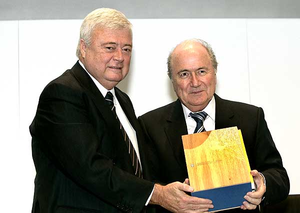 Joseph Blatter e Ricardo Teixeira, os dois manda-chuvas do futebol mundial, será que os dois cartolas resistiriam a uma devassa fiscal seguida de auditoria e inteligência?  - Foto: